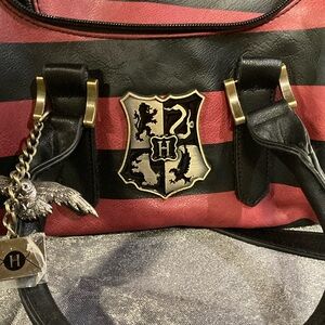 Hot Topic Red and Black Harry Potter/Hogwarts Crest Satchel
